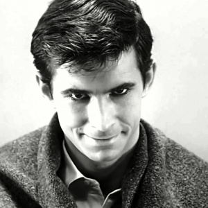 Jakým způsobem sprovodí ze světa Norman Bates krásnou Marion Crane v legendární scéně z hororu Psycho (1960)?