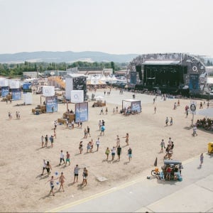 Kde sa mal pôvodne konať prvý ročník festivalu?