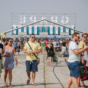 Koľko prenosných toaliet využili organizátori ako vstupné priestory do areálu, kde sa festival konal?
