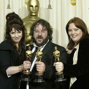Ktorý známy tvorca je popri klasickom trojlístku Fran Walsh, Philippa Boyens a Peter Jackson taktiež uvádzaný ako scenárista?