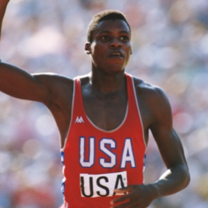 Legendárny americký šprintér, ktorý na olympijských hrách získal 10 medailí, z toho 9 zlatých: