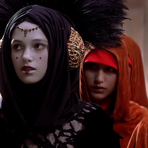 Která z uvedených žen si nikdy nezahrála královskou služku z Naboo?