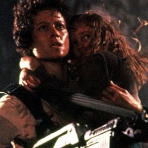 Jakou písničku si zpívá Ripleyová na konci Vetřelce předtím než xenomorfa usmrtí?