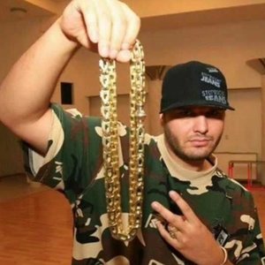 Aká značka obliekala Rytmusa v časoch vydania skladby Nech vidia v roku 2006?