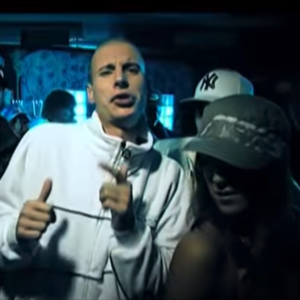 Kto spieva refrén na skladbe Vaša?