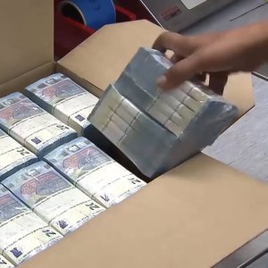 Akej farby je 200 € bankovka?