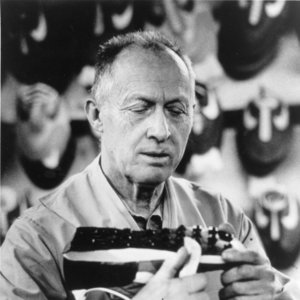 Ktoré boli prvé masovo vyrábané tenisky, ktoré navrhol Bill Bowerman, spoluzakladateľ Nike?