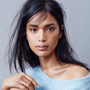 Je na fotografii ženská modelka alebo transgender modelka?