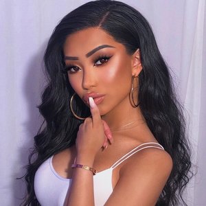 Je na fotografii ženská modelka alebo transgender modelka?