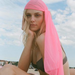 Je na fotografii ženská modelka alebo transgender modelka?