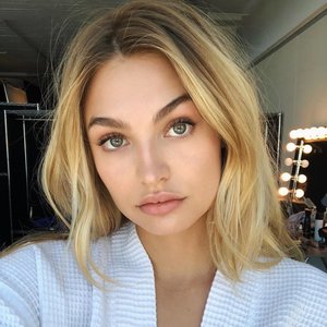 Je na fotografii ženská modelka alebo transgender modelka?