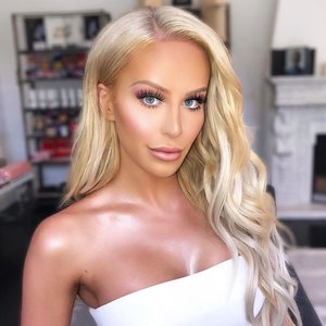 Je na fotografii ženská modelka alebo transgender modelka?