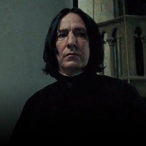 Na ktorej strane si majú študenti otvoriť knihu počas suplovanej hodiny Obrany proti čiernej mágii s profesorom Snapom v treťom ročníku?